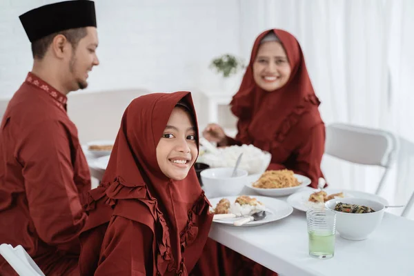 Veiled meisje glimlach bij het kijken naar camera — Stockfoto