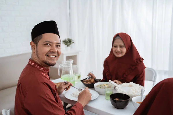 Muszlim férfi mosoly, amikor a kamerába néz — Stock Fotó