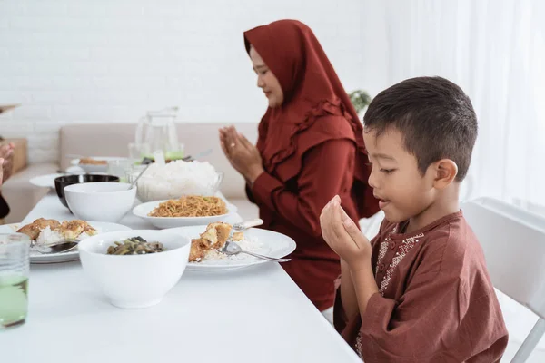 Muslimische Familie betet beim Fastenbrechen — Stockfoto