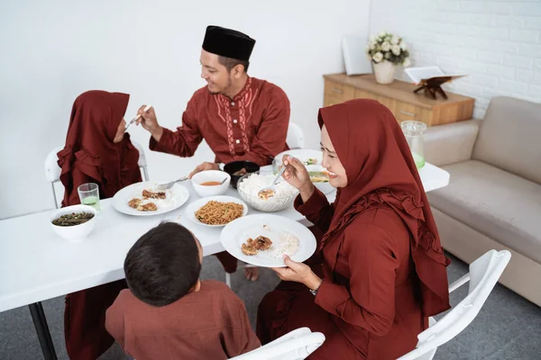 Ayah dan ibu memberi makan anak-anaknya bersama — Stok Foto