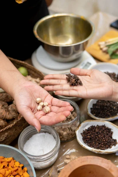 Kardamom és hagyományos fűszer összetevő jamu — Stock Fotó