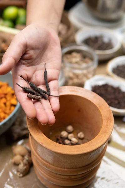 Menggiling bumbu-bumbu tradisional untuk minuman herbal — Stok Foto