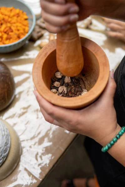 Menggiling bumbu-bumbu tradisional untuk minuman herbal — Stok Foto