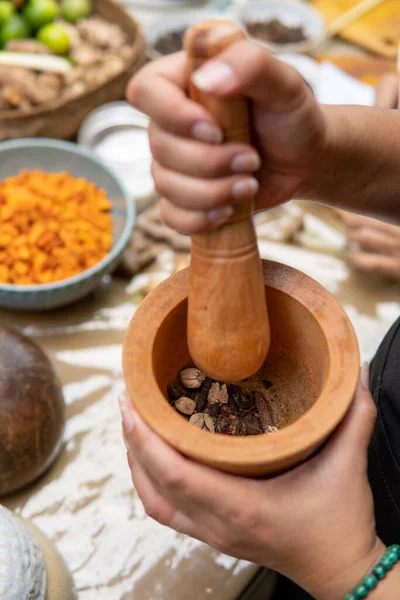 Menggiling bumbu-bumbu tradisional untuk minuman herbal — Stok Foto
