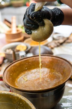 Jamu içeceği için biraz malzeme filtreleniyor.