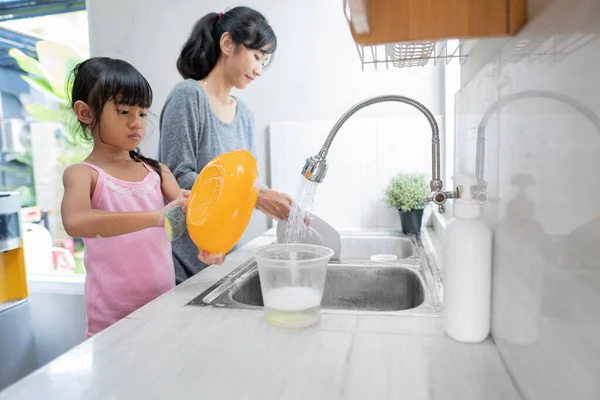 Ibu dan anak mencuci piring — Stok Foto