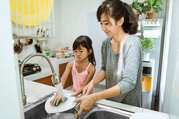Ibu dan anak mencuci piring — Stok Foto