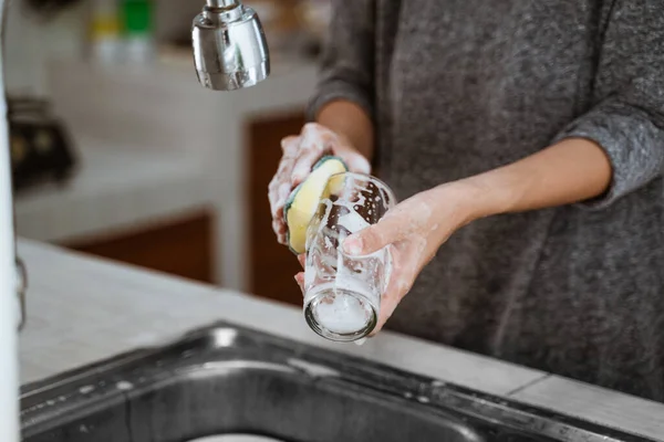 女は食器を洗う — ストック写真