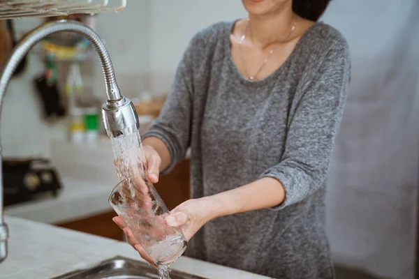 Kadın bulaşık yıkıyor. — Stok fotoğraf