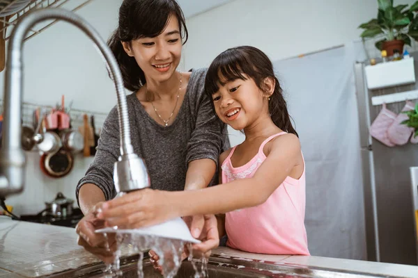 Niño disfrutar de lavar los platos juntos — Foto de Stock