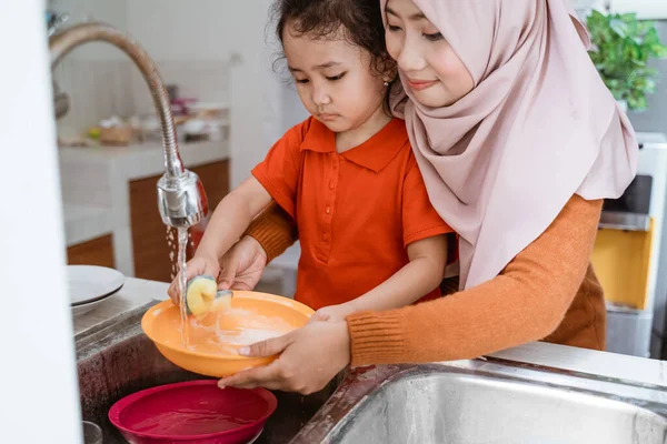 Putri membantu mencuci piring — Stok Foto