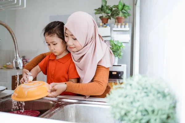 Gadis kecil membantu Ibu-nya di Mencuci Dishes — Stok Foto