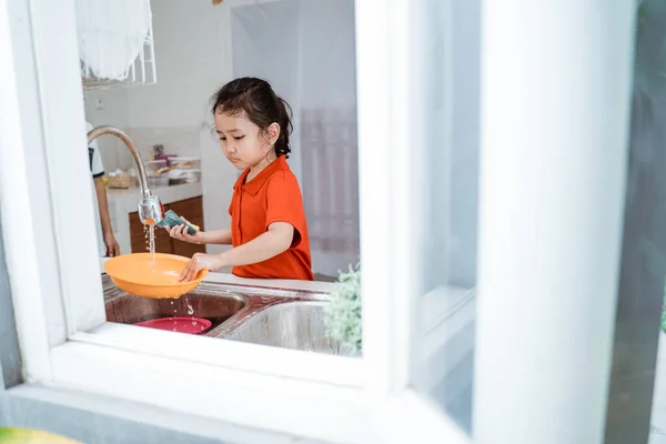 Gadis kecil asia mencuci piring — Stok Foto