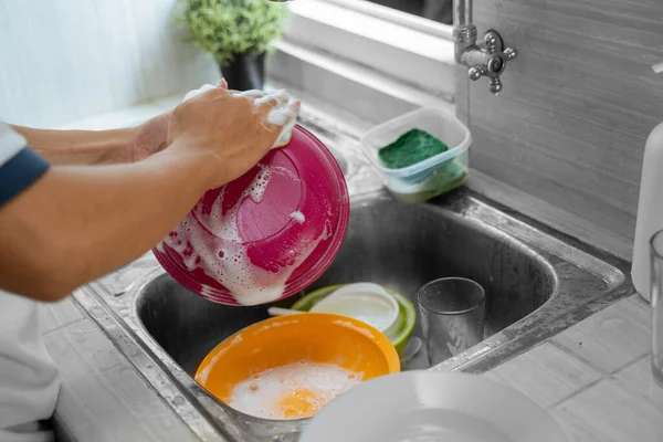 Cerca de la mano está lavando platos — Foto de Stock