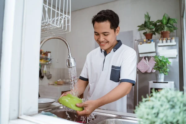 Человек моет посуду — стоковое фото