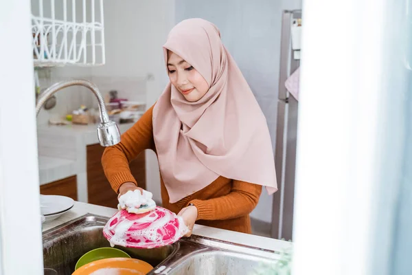 Muslim wanita mencuci piring — Stok Foto