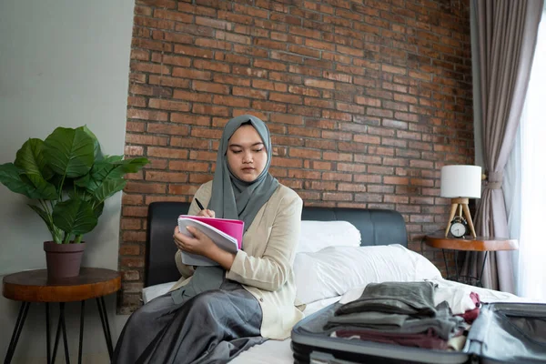 Muszlim hidzsáb nő gazdaság ellenőrző lista — Stock Fotó