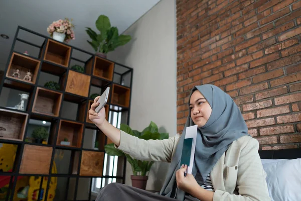 Musulmano giovane donna selfie con possesso di un passaporto — Foto Stock
