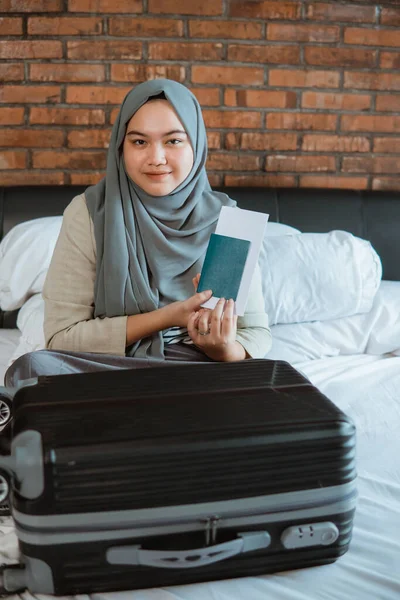 Moslim aziatische vrouwen tonen paspoort — Stockfoto