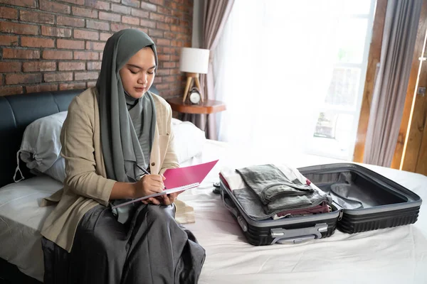 Musulmana hijab mujer celebración de la lista de verificación — Foto de Stock