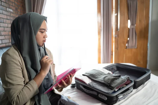 Мусульманская женщина хиджаб держит контрольный список — стоковое фото