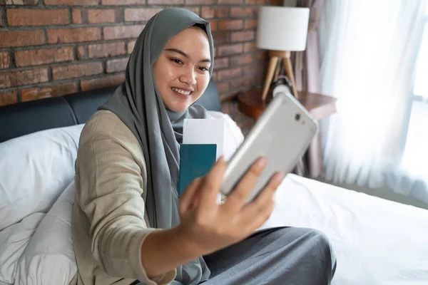 Musulmana joven selfie mujer con la celebración de un pasaporte — Foto de Stock