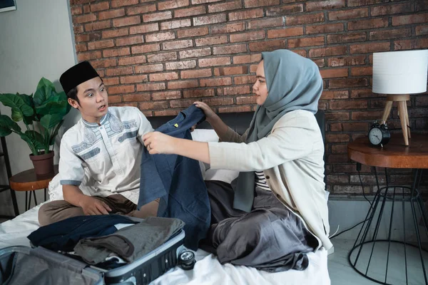 Young Muslim couple prepare luggage together for mudik — Stock Photo, Image