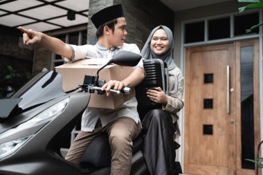 Mudik için motosiklet süren Müslüman çift