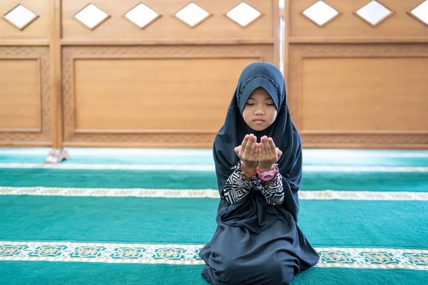 Miúdo muçulmano rezando a Deus — Fotografia de Stock