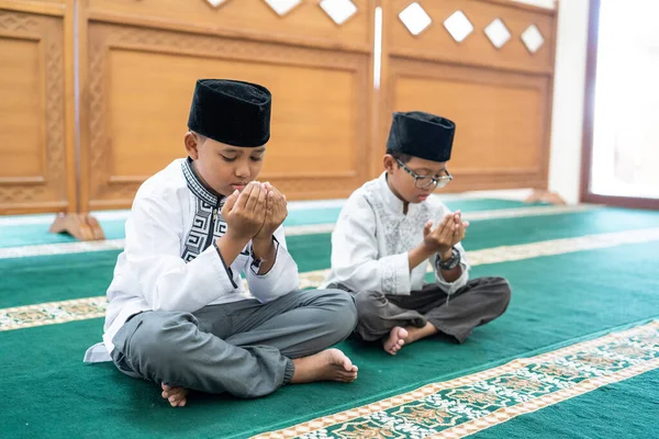 Niño musulmán rezando a Dios —  Fotos de Stock