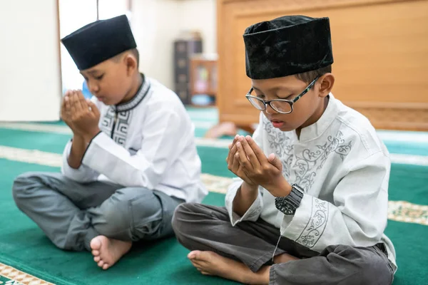 Niño musulmán rezando a Dios —  Fotos de Stock