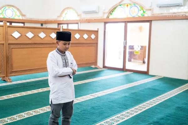 Miúdo muçulmano rezando na mesquita — Fotografia de Stock