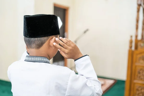 Muslimsk bön i moskén — Stockfoto