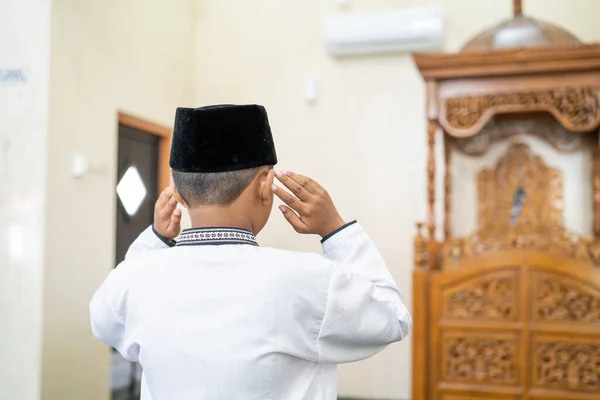 Muslim kid praying in the mosque — Stock Photo, Image