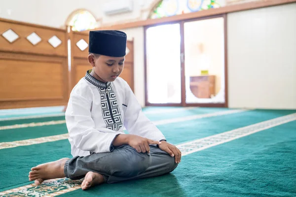 Miúdo muçulmano rezando na mesquita — Fotografia de Stock