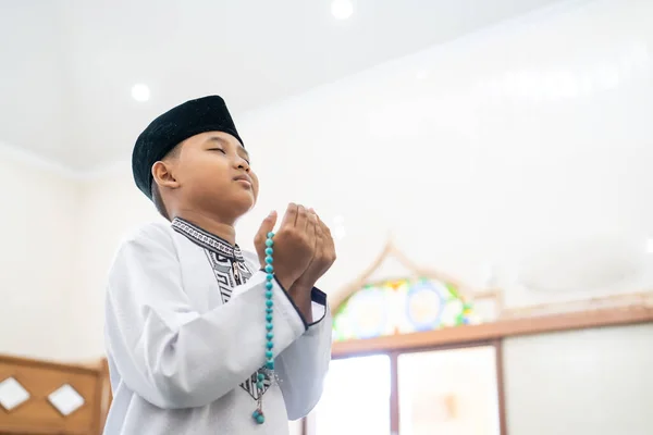 Boy berdoa kepada Tuhan dengan tangan terbuka — Stok Foto