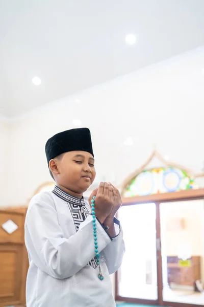 Хлопчик мусульманин молиться Богу — стокове фото