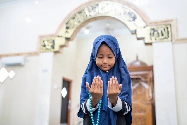 Dziewczyna modlić się do Boga z — Zdjęcie stockowe