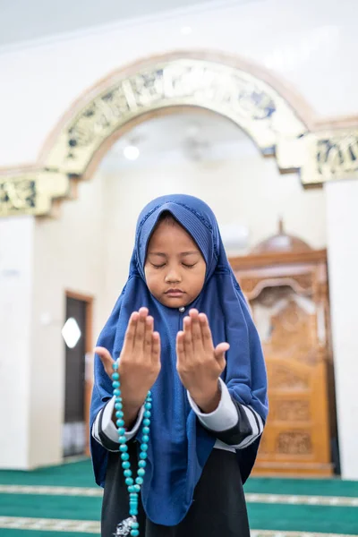 Dziecko muzułmanin modląc się do Boga — Zdjęcie stockowe