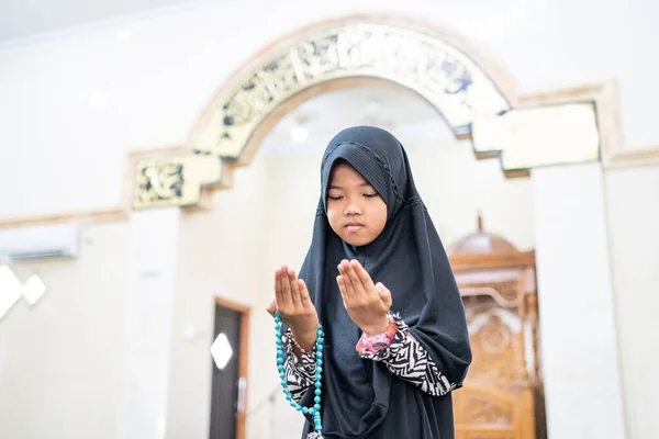 Menina orar a Deus com — Fotografia de Stock