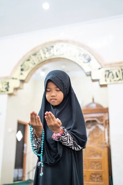 Niño musulmán rezando a Dios —  Fotos de Stock