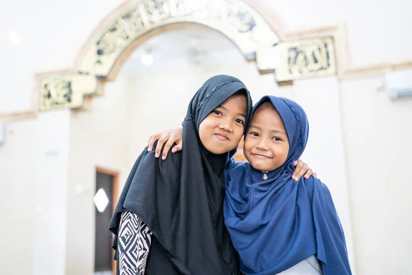 Két gyerek legjobb barátja muszlim — Stock Fotó