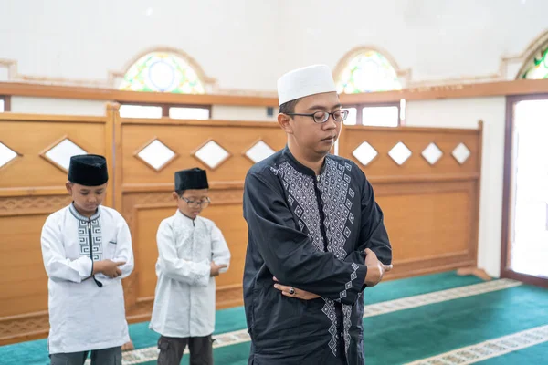 Ayah dan anak berdoa bersama di masjid — Stok Foto