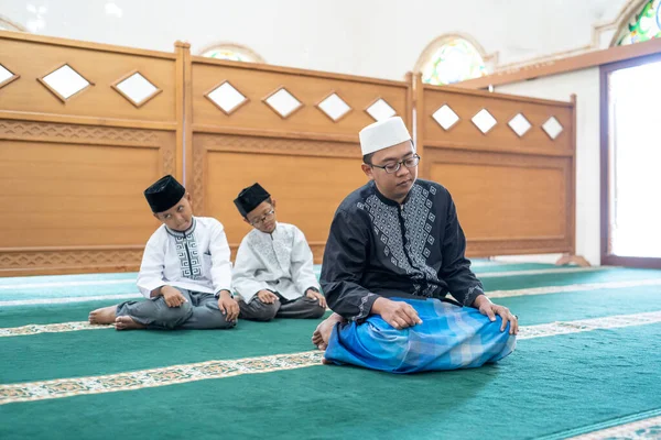 Pai e filho orando juntos na mesquita — Fotografia de Stock