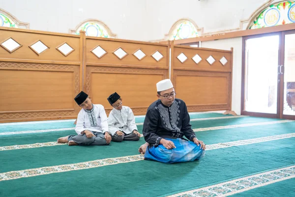 Μουσουλμάνοι άνθρωποι προσεύχονται στο τζαμί — Φωτογραφία Αρχείου