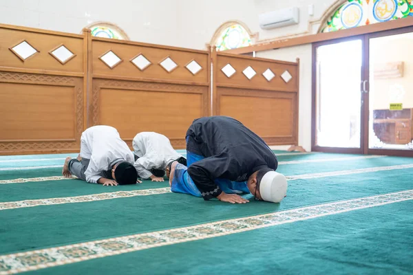 Pai e filho orando juntos na mesquita — Fotografia de Stock