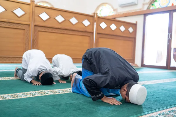 Père et fils priant ensemble dans la mosquée — Photo