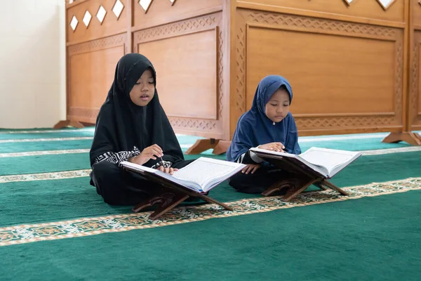 Δύο παιδιά διαβάζουν Ιερό Κοράνι. — Φωτογραφία Αρχείου