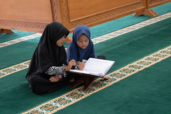 Dos niños leen sagrado quran —  Fotos de Stock