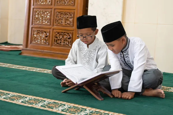 Anak muslim membaca quran — Stok Foto